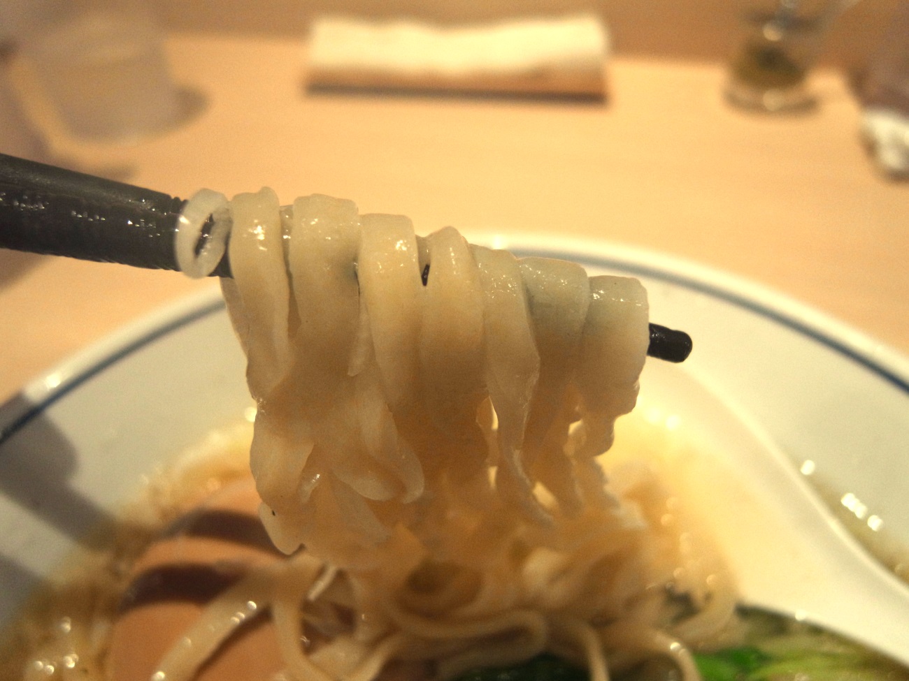 茨木の街にフィッティング？〔らーめん鱗/ラーメン・和え麺/阪急茨木市駅〕_f0195971_10450400.jpg