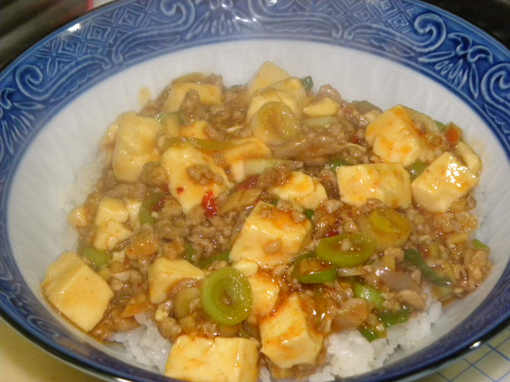 マーボー丼と餃子_c0162773_13554734.jpg