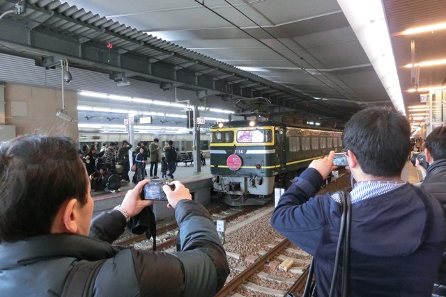 ＪＲ大阪駅から札幌へ向かうトワイライトエキスプレスは子供達の人気者、頑張れ橋下徹新市長_d0181492_044748.jpg
