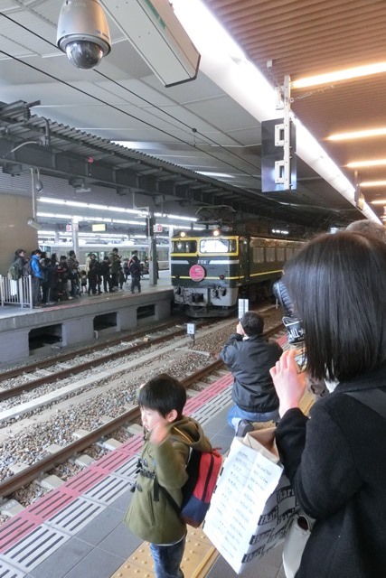 ＪＲ大阪駅から札幌へ向かうトワイライトエキスプレスは子供達の人気者、頑張れ橋下徹新市長_d0181492_051867.jpg