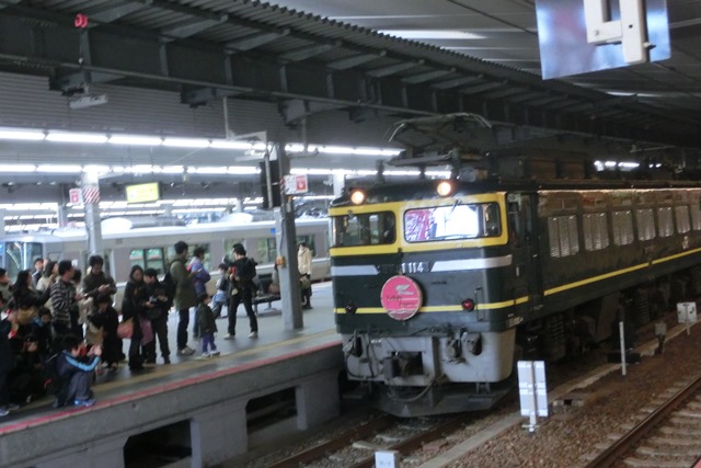 ＪＲ大阪駅から札幌へ向かうトワイライトエキスプレスは子供達の人気者、頑張れ橋下徹新市長_d0181492_05211.jpg