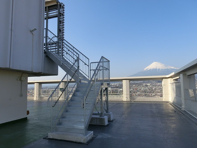 市役所屋上の富士山展望テラス「みえるら」の一般開放が始まった_f0141310_8453018.jpg