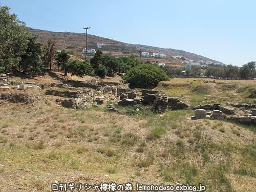 ティノス島キオニアの浴場Nと建物Qの遺跡_c0010496_23082224.jpg