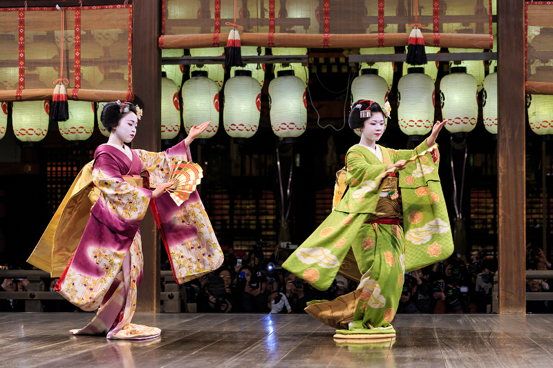 京都・東山花灯路2014　舞踊奉納（上七軒・市まりさん、さと華さん）_f0155048_0345430.jpg