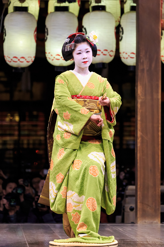 京都・東山花灯路2014　舞踊奉納（上七軒・市まりさん、さと華さん）_f0155048_036298.jpg