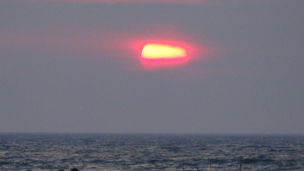 地平線に沈む夕日が見られるよ！_e0065084_1911679.jpg