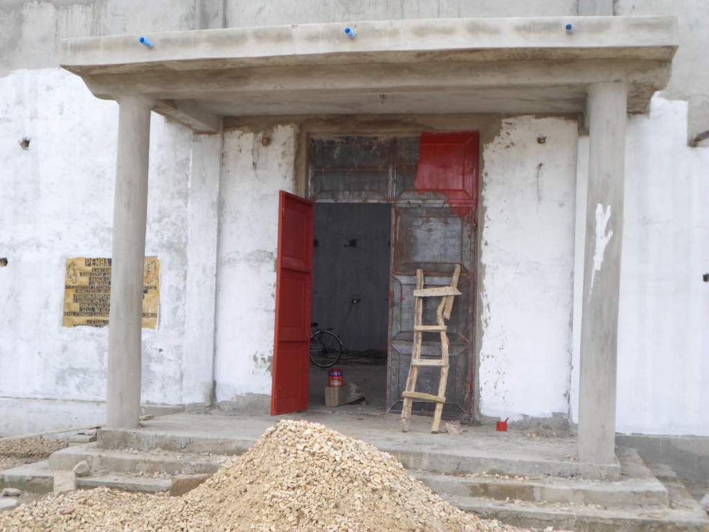 The construction of Pemba Budokan -16-　～ペンバ武道館建設の様子 _a0088841_15242764.jpg