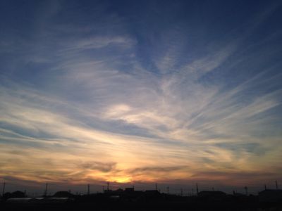 昨日の夕陽と今日の空と桜や_e0136066_22365935.jpg
