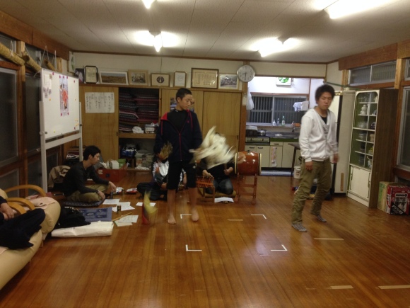 子ども神楽衣装合わせ&練習♪_b0115751_22450391.jpg