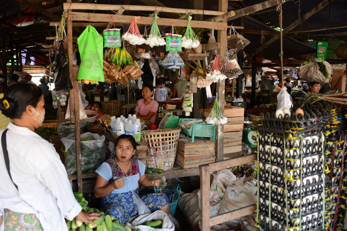 ミャンマー・ヤンゴンの市場写真_e0171573_22112491.jpg