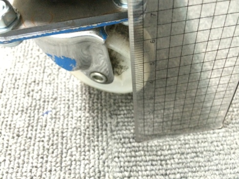 机にキャスターつけました。_d0085634_13523423.jpg