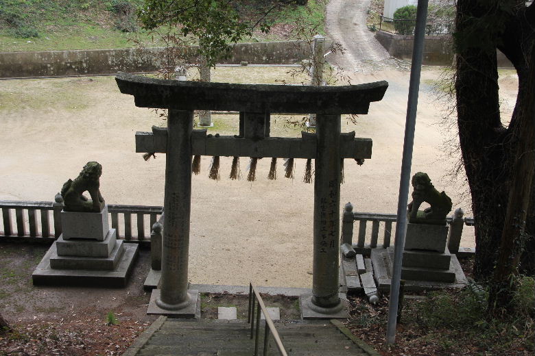 【綱分八幡宮】　神功皇后が天神地祇に「三振の宝剣」を祀る_c0011649_2357447.jpg