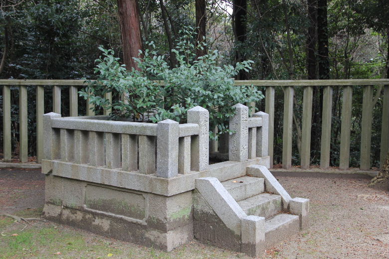 【綱分八幡宮】　神功皇后が天神地祇に「三振の宝剣」を祀る_c0011649_825919.jpg