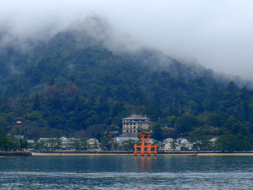 「宮島⇒江津の旅 厳島神社朝詣で&有もと朝ごはん」_a0000029_21511774.jpg