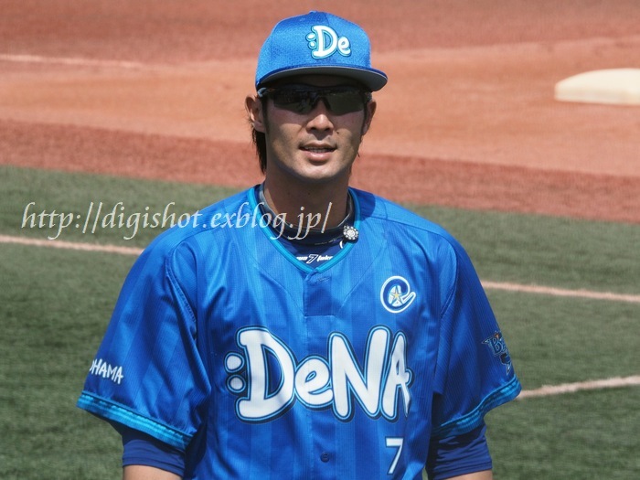 石川雄洋選手とつば九郎フォト@神宮3/29_e0222575_11255679.jpg