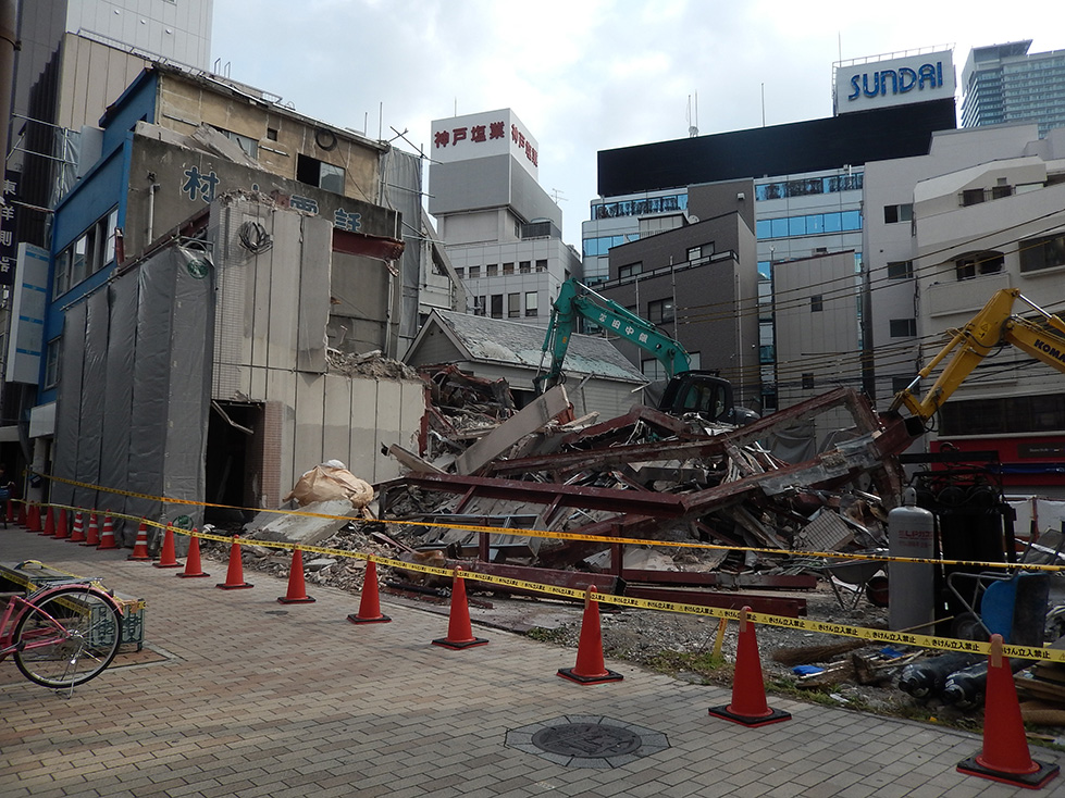 神戸の足場倒壊事故に思い出す、阪神・淡路大震災の柏井ビル倒壊。_e0158128_14171962.jpg