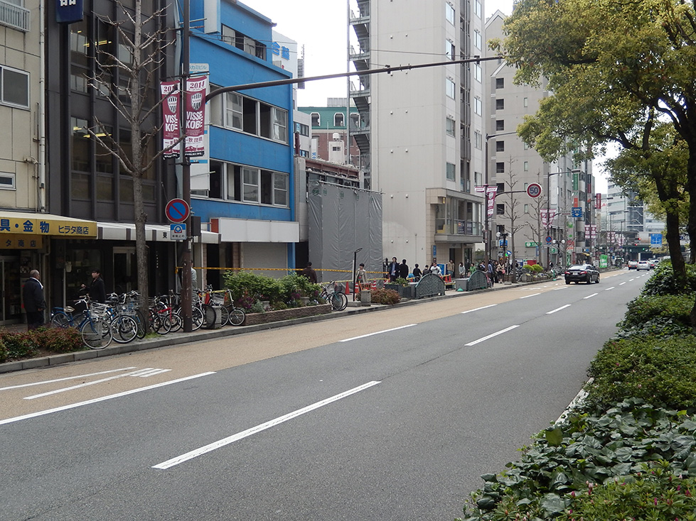 神戸の足場倒壊事故に思い出す、阪神・淡路大震災の柏井ビル倒壊。_e0158128_1420073.jpg