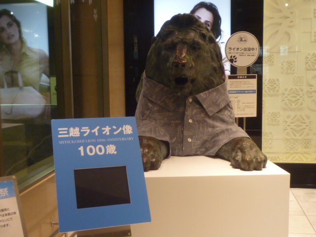 道端のタンポポを見いる_b0217741_22194651.jpg