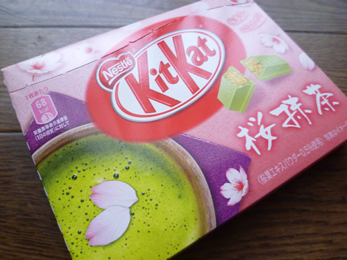 【Nestle】KitKat 桜抹茶_c0152767_1626727.jpg