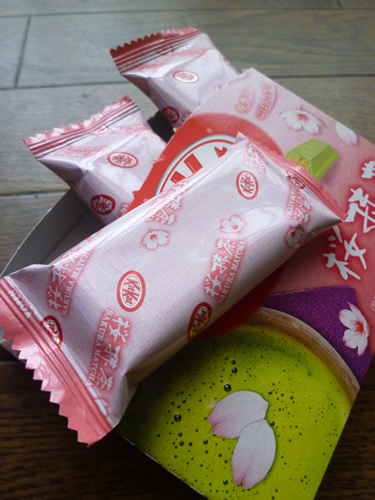 【Nestle】KitKat 桜抹茶_c0152767_1628295.jpg