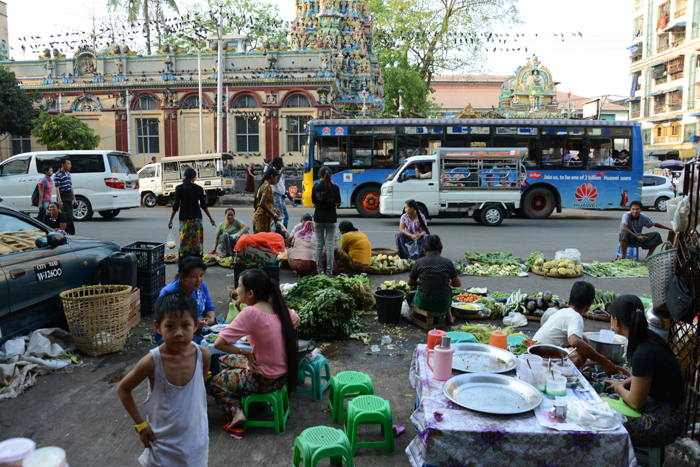 ミャンマー写真（ヤンゴン中央駅そば市場）_e0171573_10453924.jpg