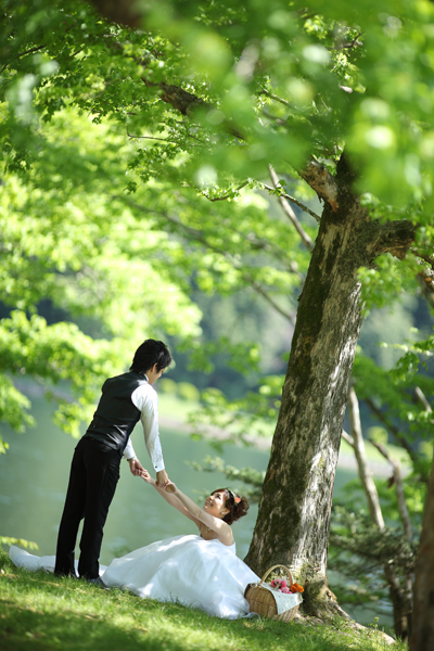 緑のウェディングフォト 草原のウェディングフォト 静岡の結婚前撮り写真 東京 千葉 東京 Petite Rose