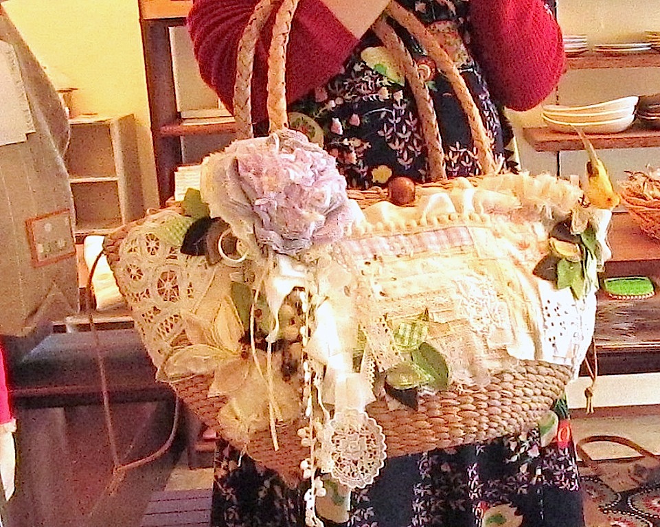 工夫がいっぱいの鳥かごバッグ_f0129557_1535539.jpg