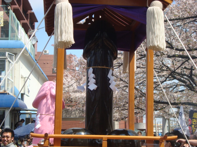 関東三大奇祭「かなまら祭り」へ行く。_f0232060_0393143.jpg