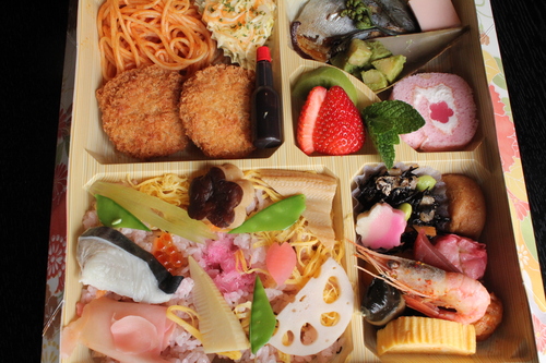お花見弁当_c0216579_1653378.jpg