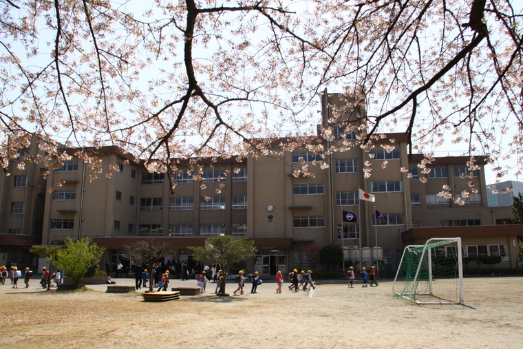 桜が残った入学式_d0248502_1932382.jpg