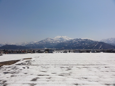 八海山 中央の白い高い山_a0084753_1526035.jpg