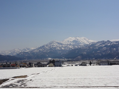 八海山 中央の白い高い山_a0084753_15261132.jpg