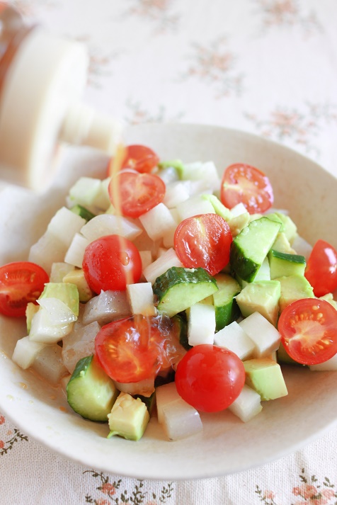 レシピ「刺身こんにゃくと野菜のコロコロサラダ」とピエトロドレッシングの比較♪_a0154192_93306.jpg
