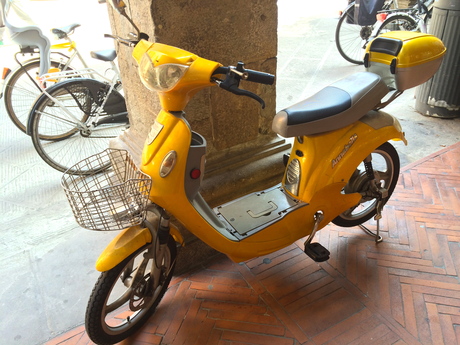 Pise, tricycle, moto et bicyclette - ピサの街とオート三輪_a0231632_15521530.jpg