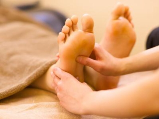 むくみには足つぼ フットオイルがオススメ 腸もみ タイ式 オイルケア タイ式サロンレイアルファin博多区美野島商店街内