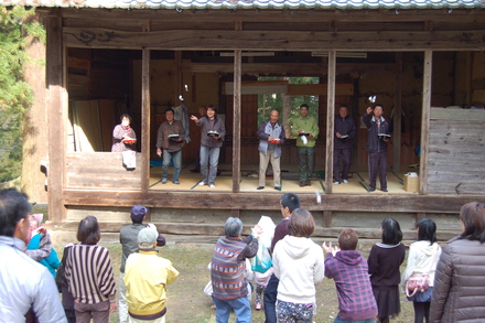 野倉の団子まき_d0249047_15573313.jpg