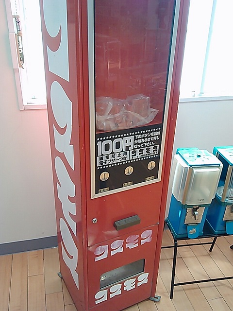 コスモス　ガチャ　筐体　自動販売機 でんでんタウン界隈にもあった大型ガチャガチャ自販機「コスモス