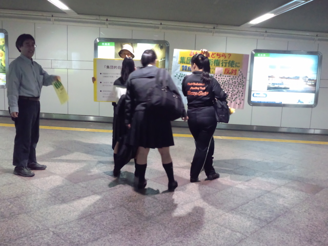 集団的自衛権行使について問うシール投票を岡山駅前でおこなった_d0155415_18161644.jpg