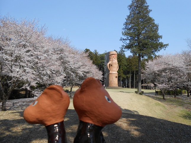 くれふしの里　古墳公園（これが巨大はに丸だっ！）　＆　かたくりの里（花満開です）_b0219835_17465650.jpg