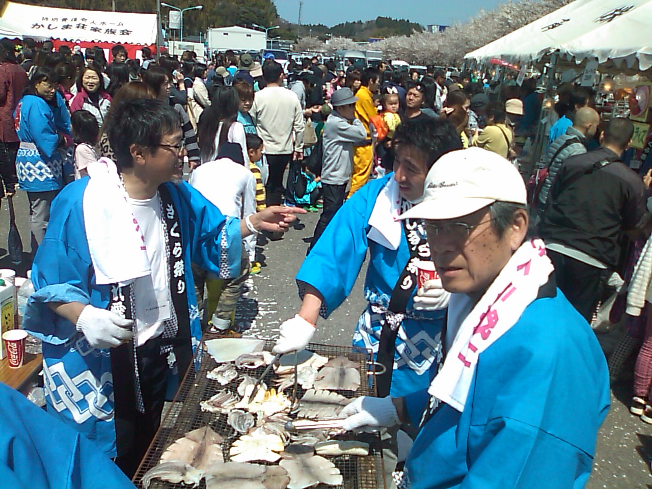 桜吹雪の中「かしまふれ愛さくら祭り」賑わう_e0068696_10363189.jpg
