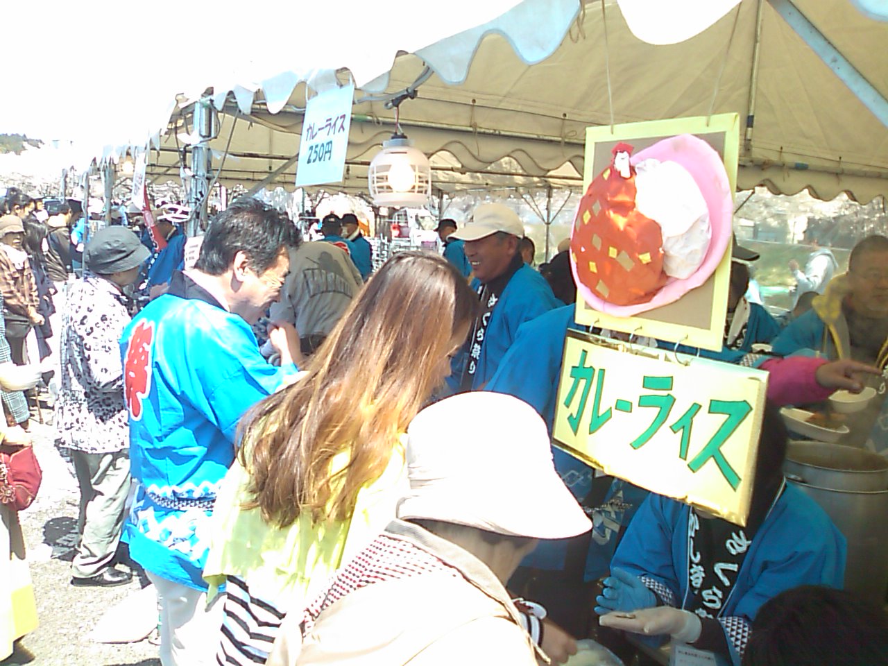 桜吹雪の中「かしまふれ愛さくら祭り」賑わう_e0068696_1037945.jpg