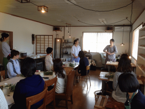 平井かずみサンWS 陶芸家の器に 春の花の しつらえを 学ぶ会 其の二 ③ 終了致しました_a0251920_2302382.gif