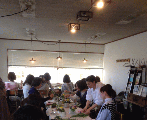 平井かずみサンWS 陶芸家の器に 春の花の しつらえを 学ぶ会 其の二 ③ 終了致しました_a0251920_235685.gif