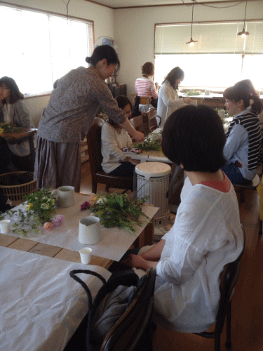 平井かずみサンWS 陶芸家の器に 春の花の しつらえを 学ぶ会 其の二 ③ 終了致しました_a0251920_2424757.gif