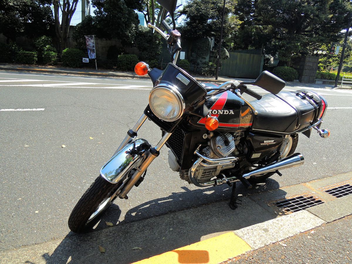 V7とHonda GL400との比較_b0291580_23262266.jpg