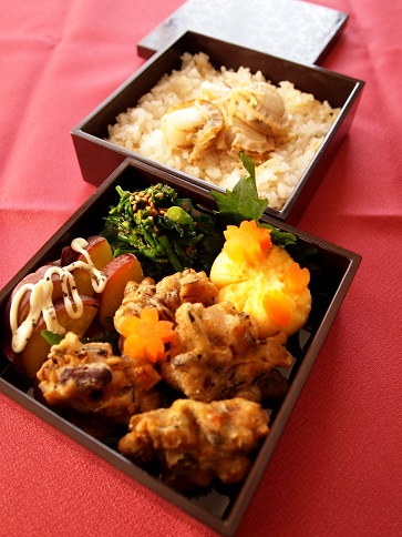 カレーコロッケと３種のミニおむすびのお弁当_c0306839_7391957.jpg