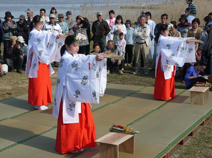 勇壮、華麗に利根川に御輿がお浜降り①東大社桜井神幸祭_c0014967_7252736.jpg