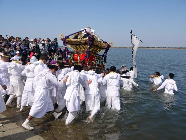 勇壮、華麗に利根川に御輿がお浜降り①東大社桜井神幸祭_c0014967_7261682.jpg