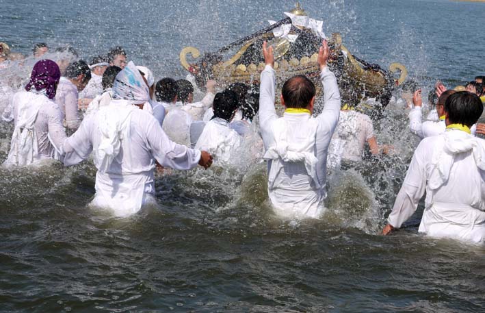 勇壮、華麗に利根川に御輿がお浜降り①東大社桜井神幸祭_c0014967_7362172.jpg