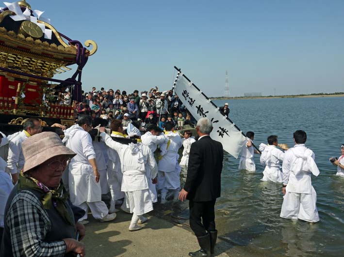 勇壮、華麗に利根川に御輿がお浜降り①東大社桜井神幸祭_c0014967_7371734.jpg